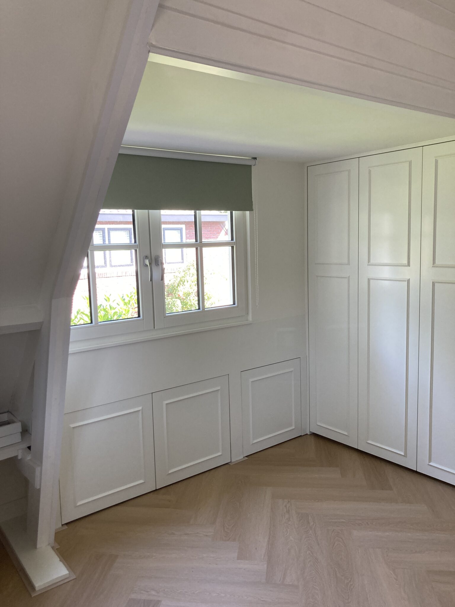 Klassieke kledingkast met sierlijsten inclusief lades en hanggedeeltes Laren