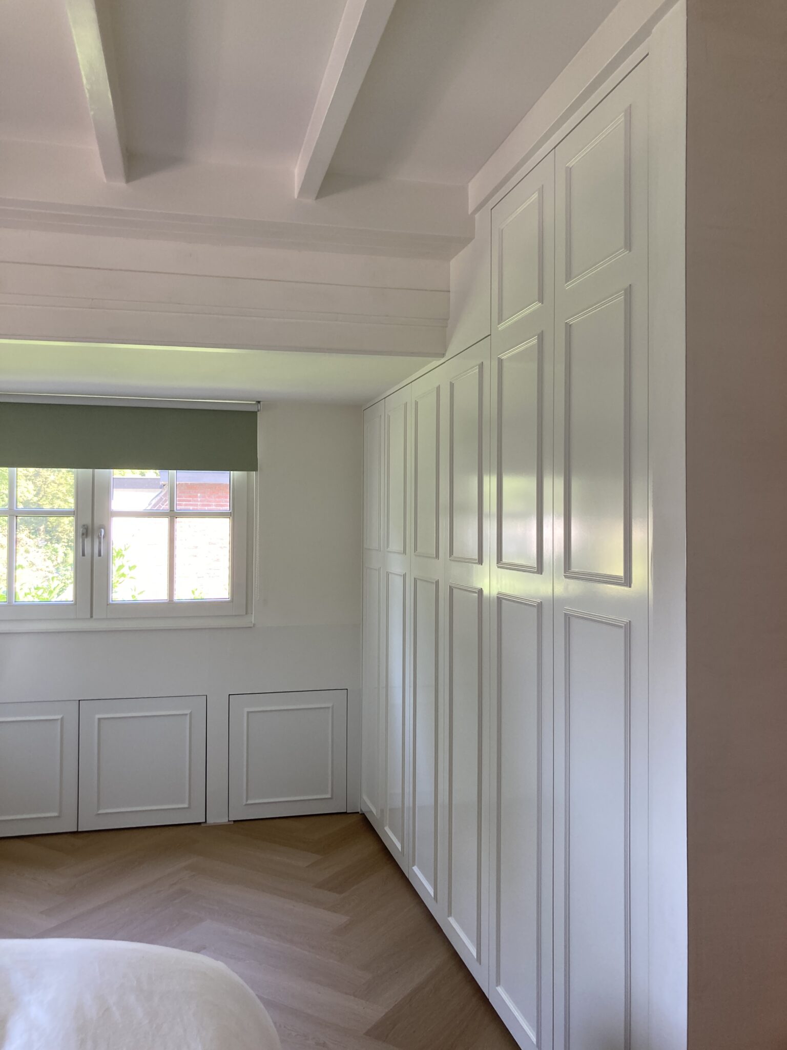 Klassieke kledingkast met sierlijsten inclusief lades en hanggedeeltes Laren